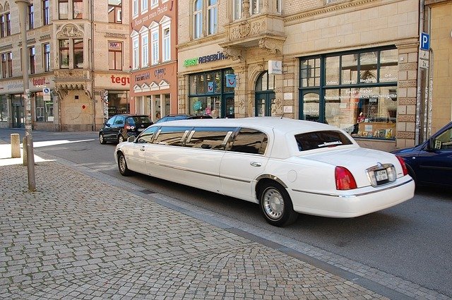 limousine-1126028_640