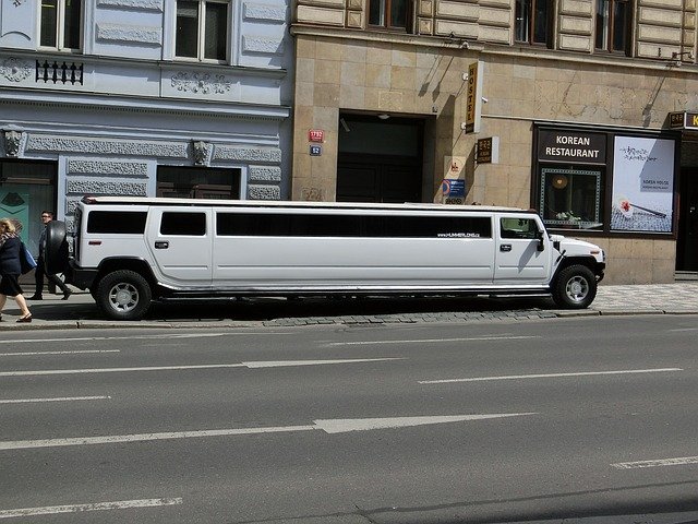 stretch-limo-377512_640